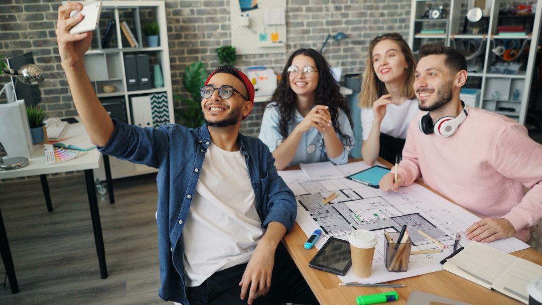 Photo Gen Z personal finance tips